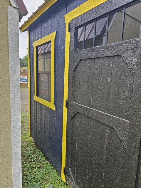 10x16 Utility with doors and windows